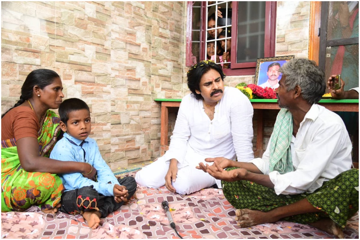 Pawan Kalyan Eluru Tour: Pawan visits farmer's family .. Rs 1 lakh check handed over